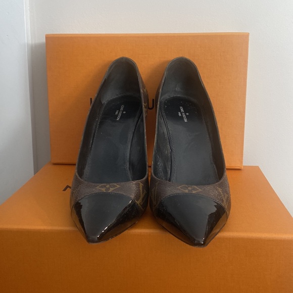 LOUIS VUITTON Monogram Canvas and Patent Leather Cap Toe Cherie pumps - Picture 2 of 6